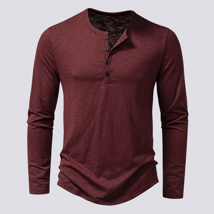 Homem com camisa casual masculina Henley de manga comprida, botões e gola, para um visual descontraído e estiloso.