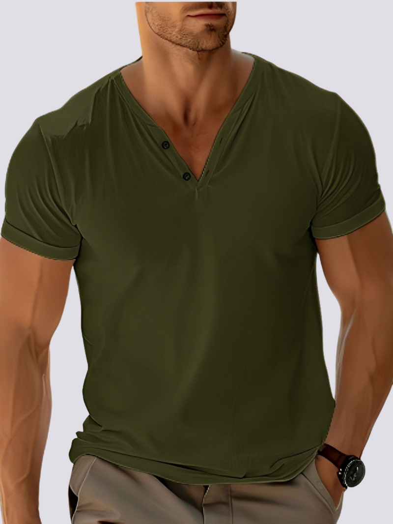 Detalhe da camiseta masculina retrô com decote em V. Estilo casual e conforto para a moda masculina do dia a dia.