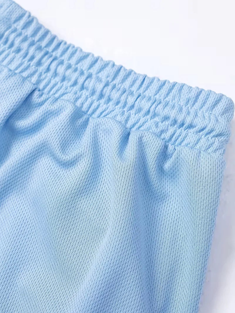 Polo e calção masculino. Roupa de verão relaxada, com estilo e frescor.