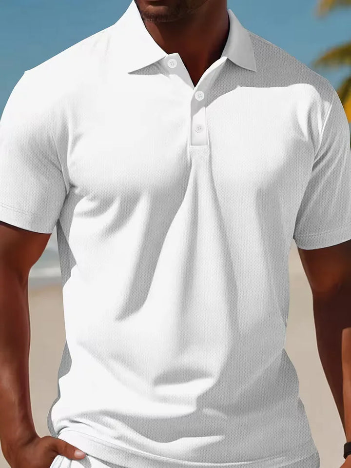 Roupa masculina de verão: polo e shorts, leve, respirável e moderno.
