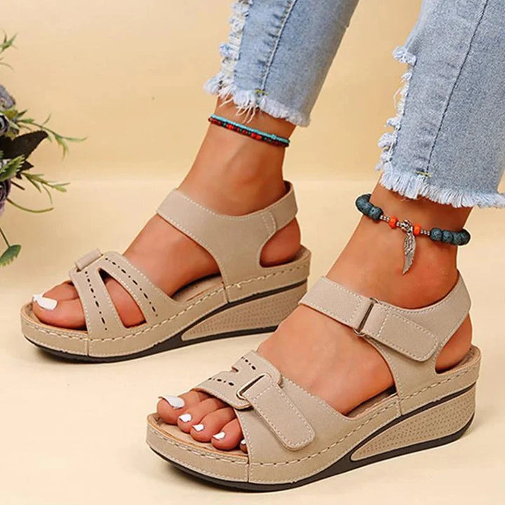 Sandálias ortopédicas femininas de verão, oferecendo conforto superior e suporte para os pés.