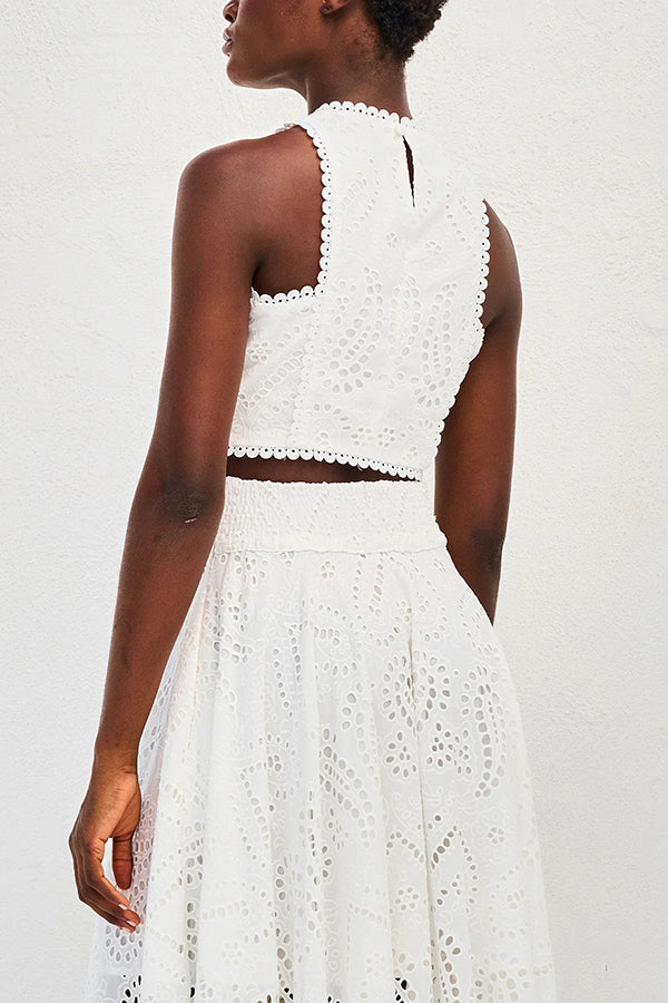 Look feminino moderno: saia midi e top cropped bordado, conjunto duas peças ideal.