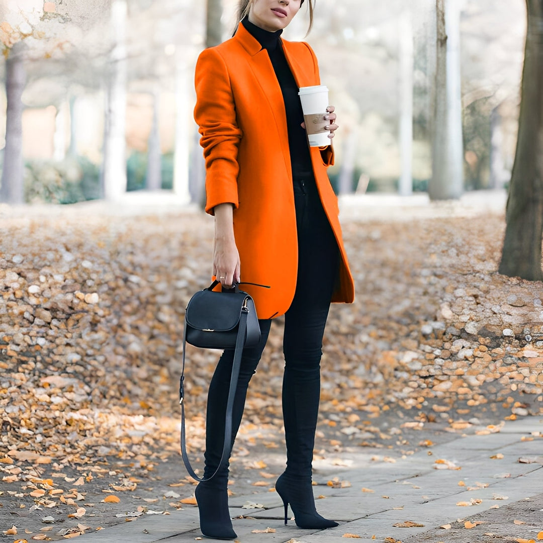 Mulher usando blazer feminino Jazmin, confortável e elegante, ideal para looks de outono/inverno.