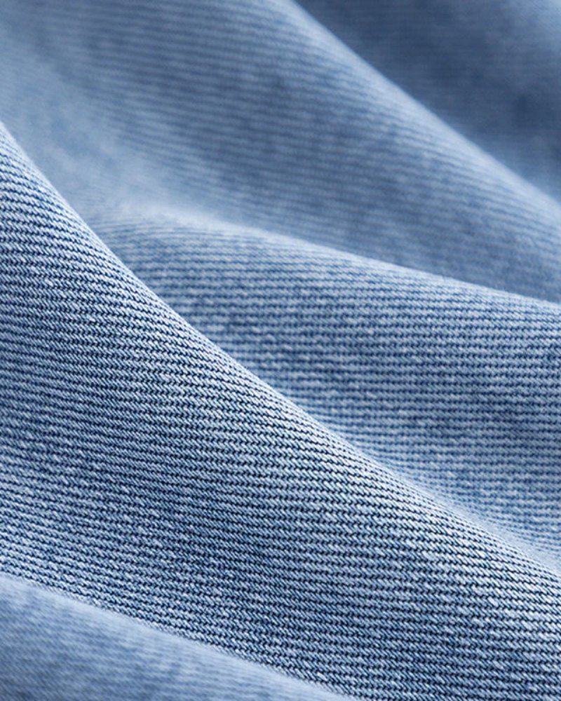 Casaco jeans feminino azul, design elegante e versátil. Ideal para looks casuais e sofisticados, com muito conforto.