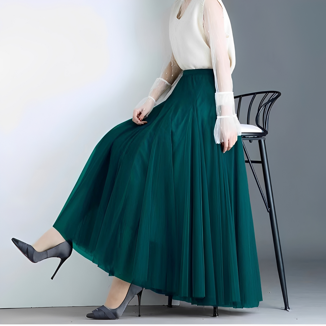 Saia plissada midi feminina, peça essencial da moda primavera/verão.