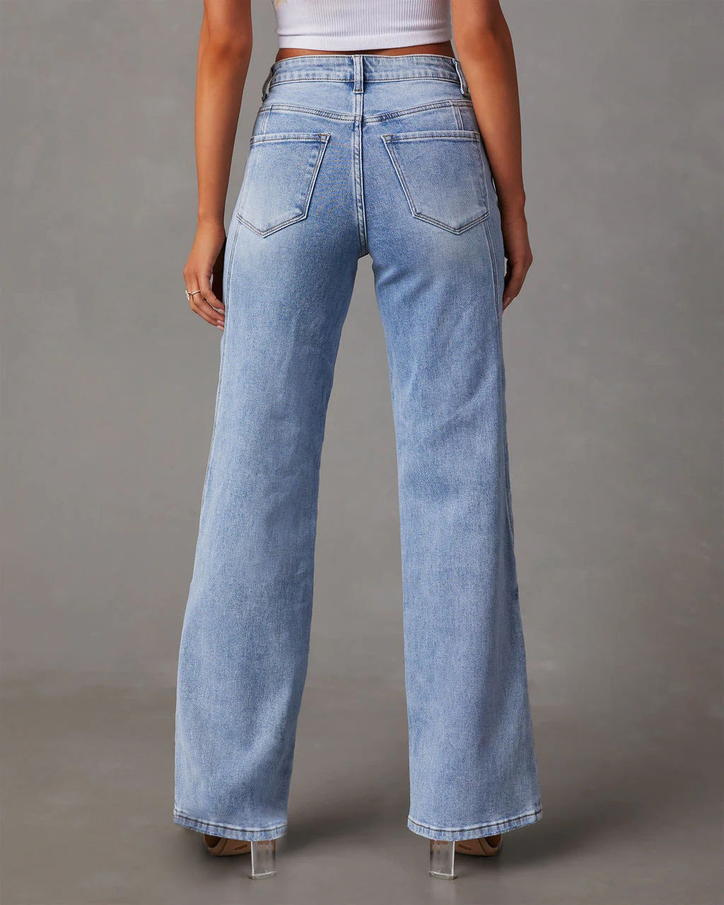 Jeans femininas de perna larga azul, perfeitas para um estilo casual e versátil, oferecendo conforto e moda para o dia a dia.
