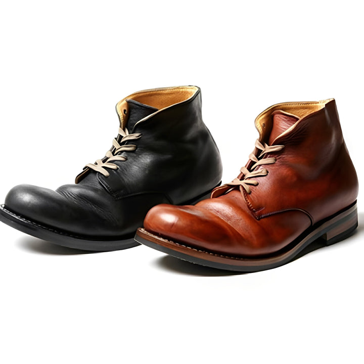Sapatos masculinos Roscoe pretos de cano redondo. Botas clássicas para moda masculina, ideais para um look casual ou social.