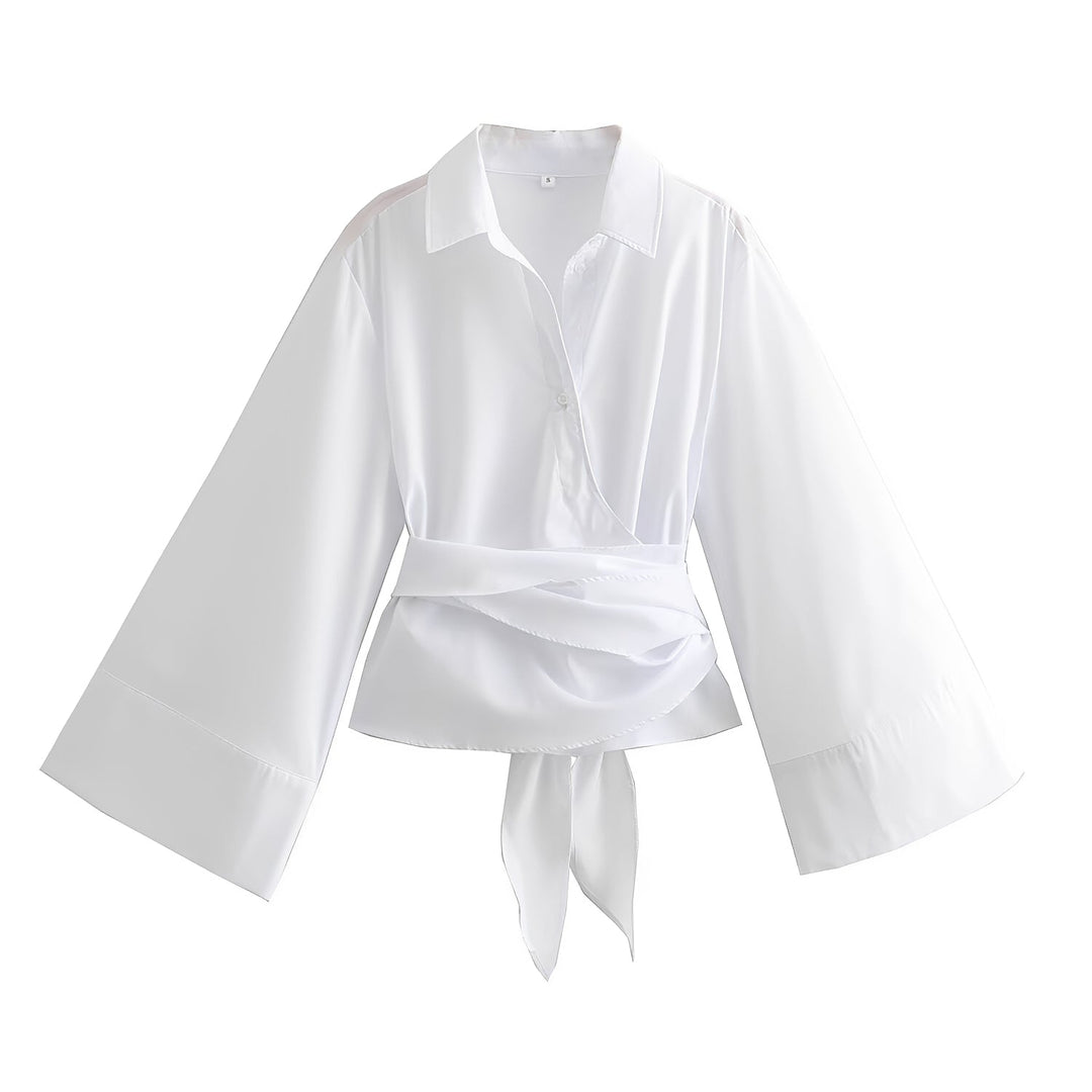 Detalhe de cinto na blusa feminina, realçando a silhueta. Blusa casual de verão elegante.