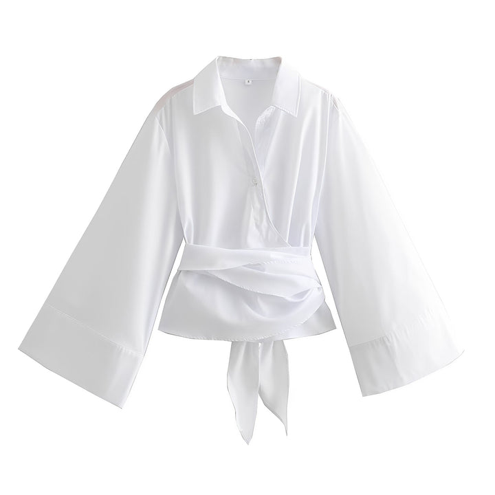 Detalhe de cinto na blusa feminina, realçando a silhueta. Blusa casual de verão elegante.