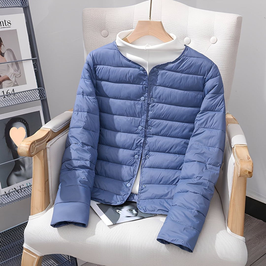 Jaqueta feminina para outono/inverno, com design moderno e caimento leve, essencial para o guarda-roupa.
