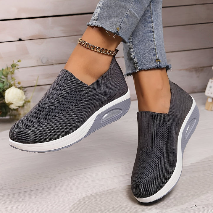 Confortáveis sapatos femininos respiráveis. Perfeitos para o dia a dia, mantêm os pés frescos e oferecem ótimo suporte.