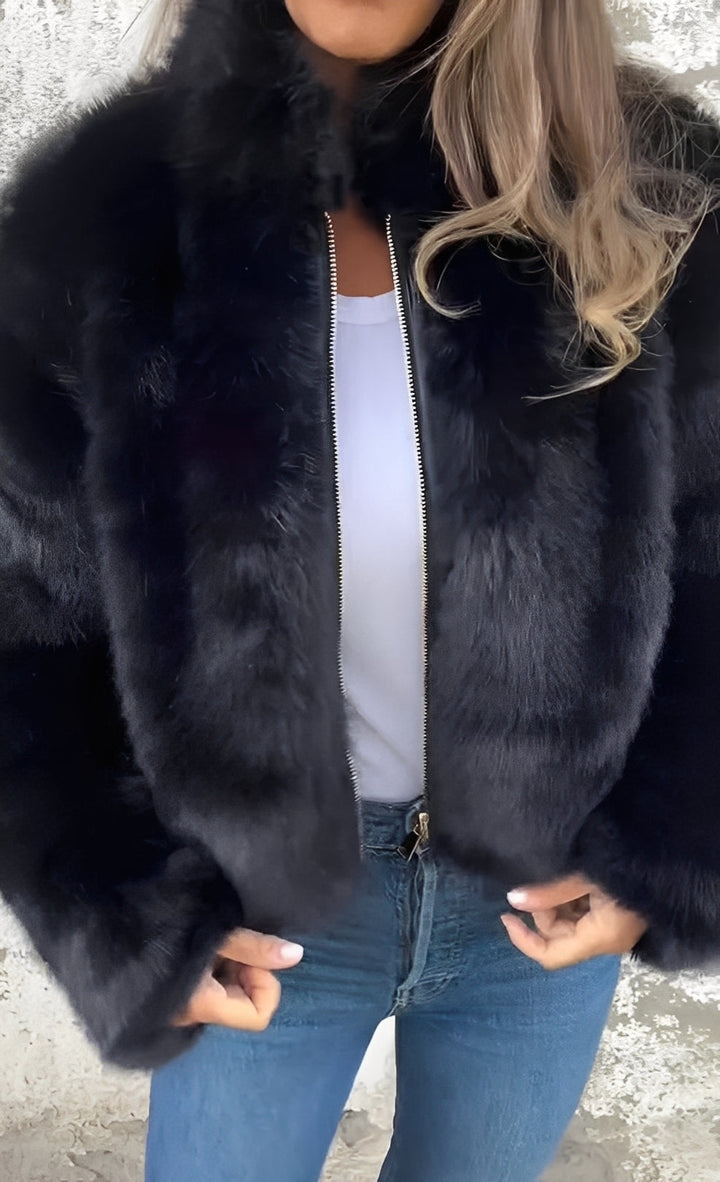 Casaco feminino de inverno elegante, corte moderno e aconchegante para um look casual e quente.