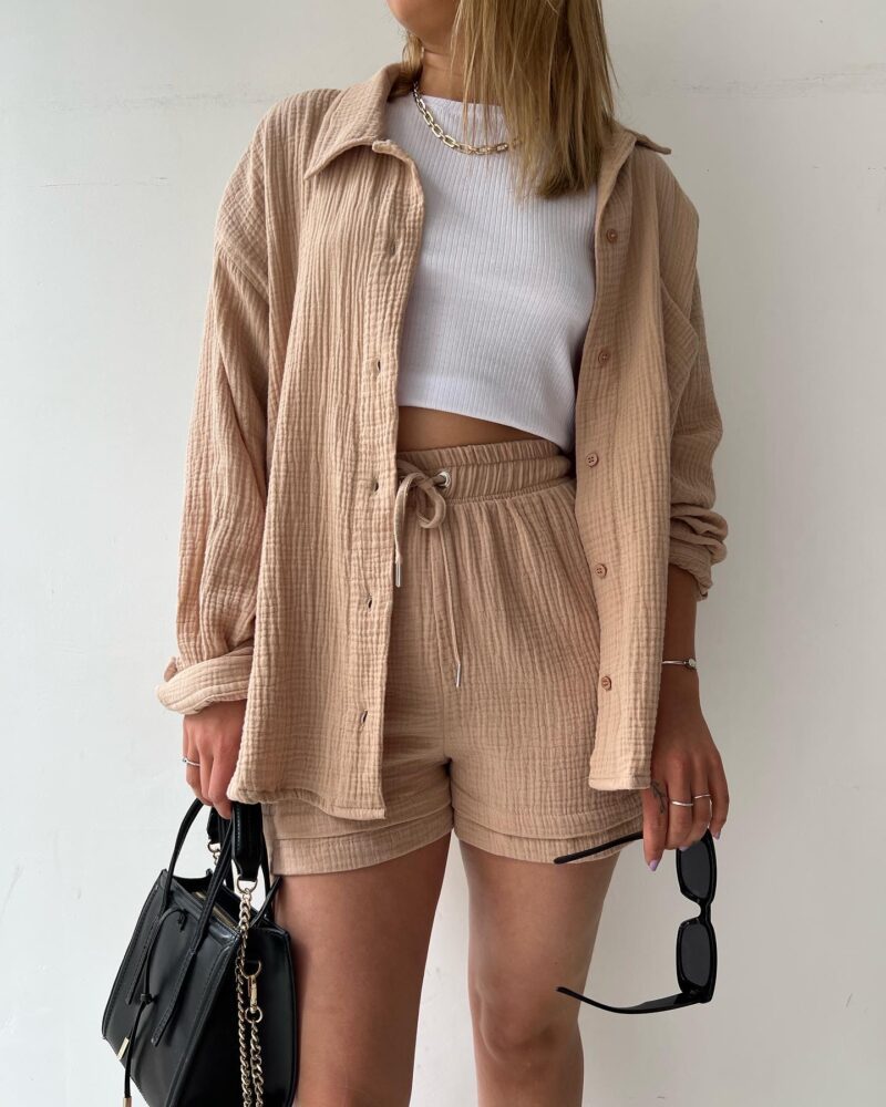 Conjunto feminino de verão em top e shorts, confortável e ideal para looks casuais e descontraídos.