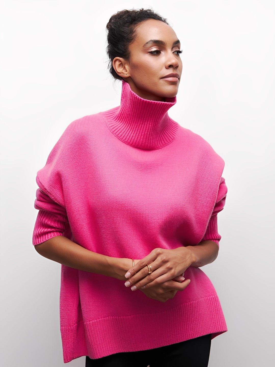 Suéter Marva feminino de tricot com gola alta, quente e elegante para dias frios.
