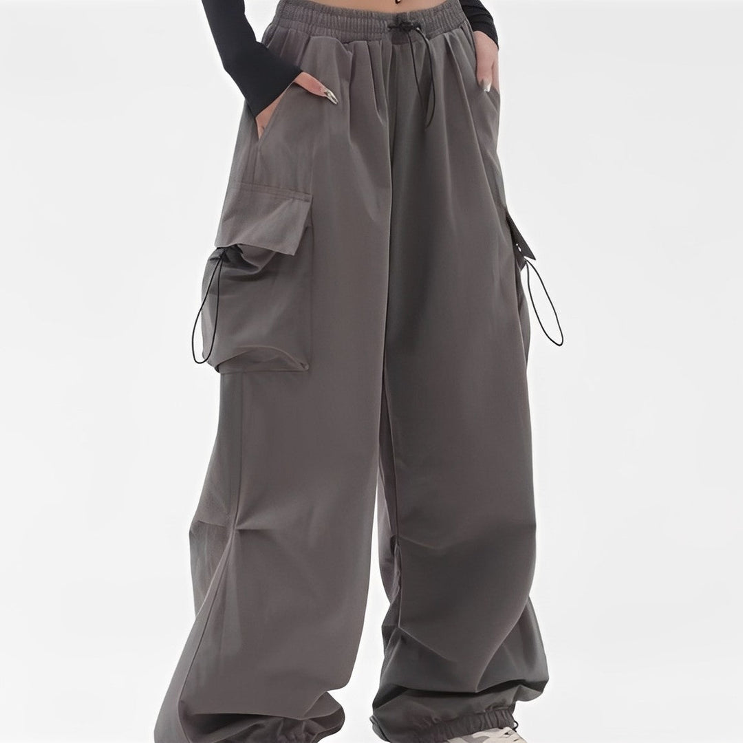 Calças cargo femininas modernas de perna larga cinza, perfeitas para um look casual e confortável de moda urbana.