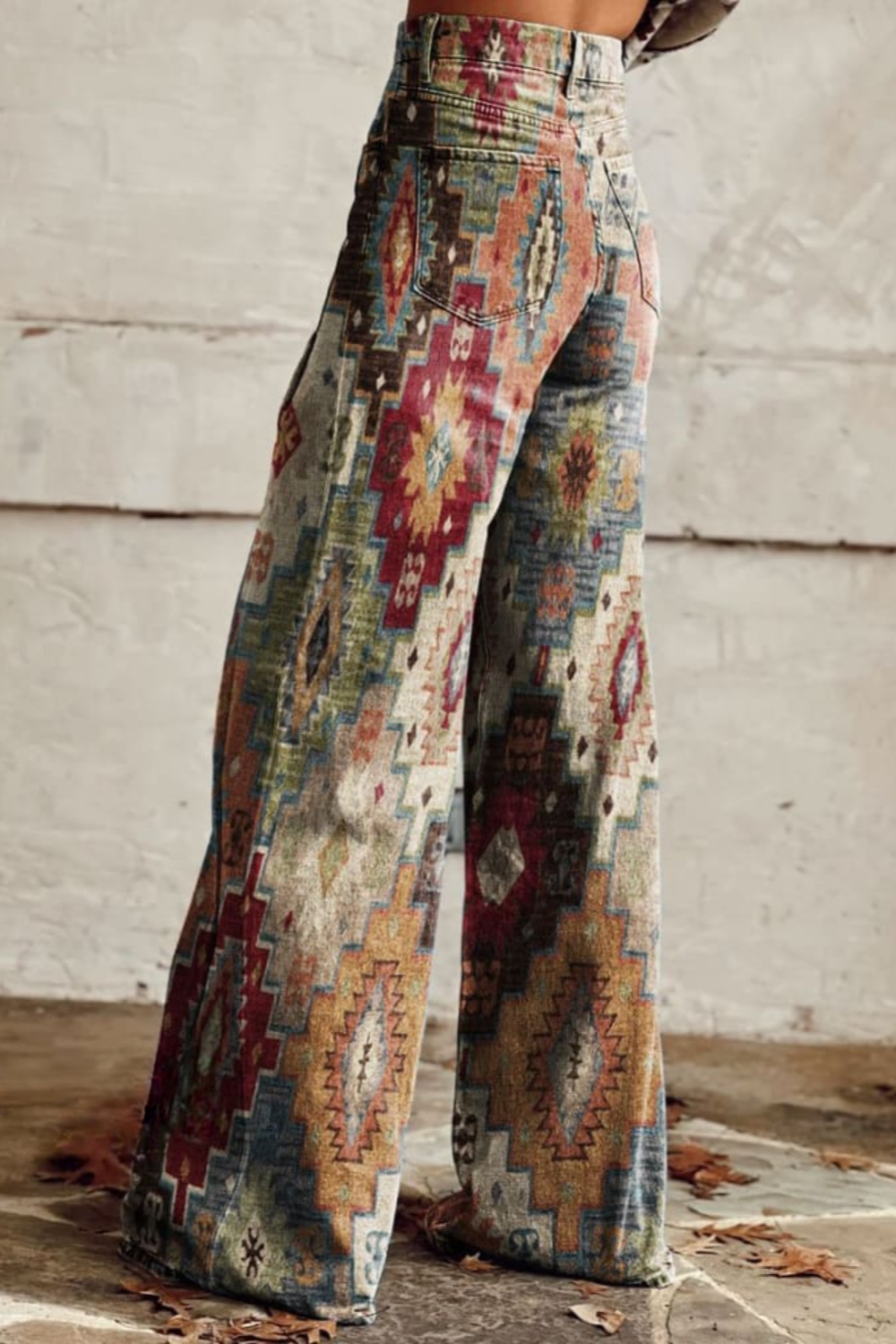 Modelo de calça feminina vintage estilo boho, perna larga para conforto e toque retrô, ideal para o verão.