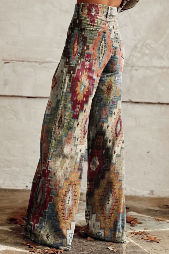 Modelo de calça feminina vintage estilo boho, perna larga para conforto e toque retrô, ideal para o verão.