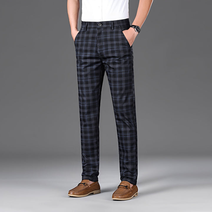 Calça masculina xadrez com padrão clássico, conforto diário e ajuste moderno. Perfeita para um estilo casual e versátil.