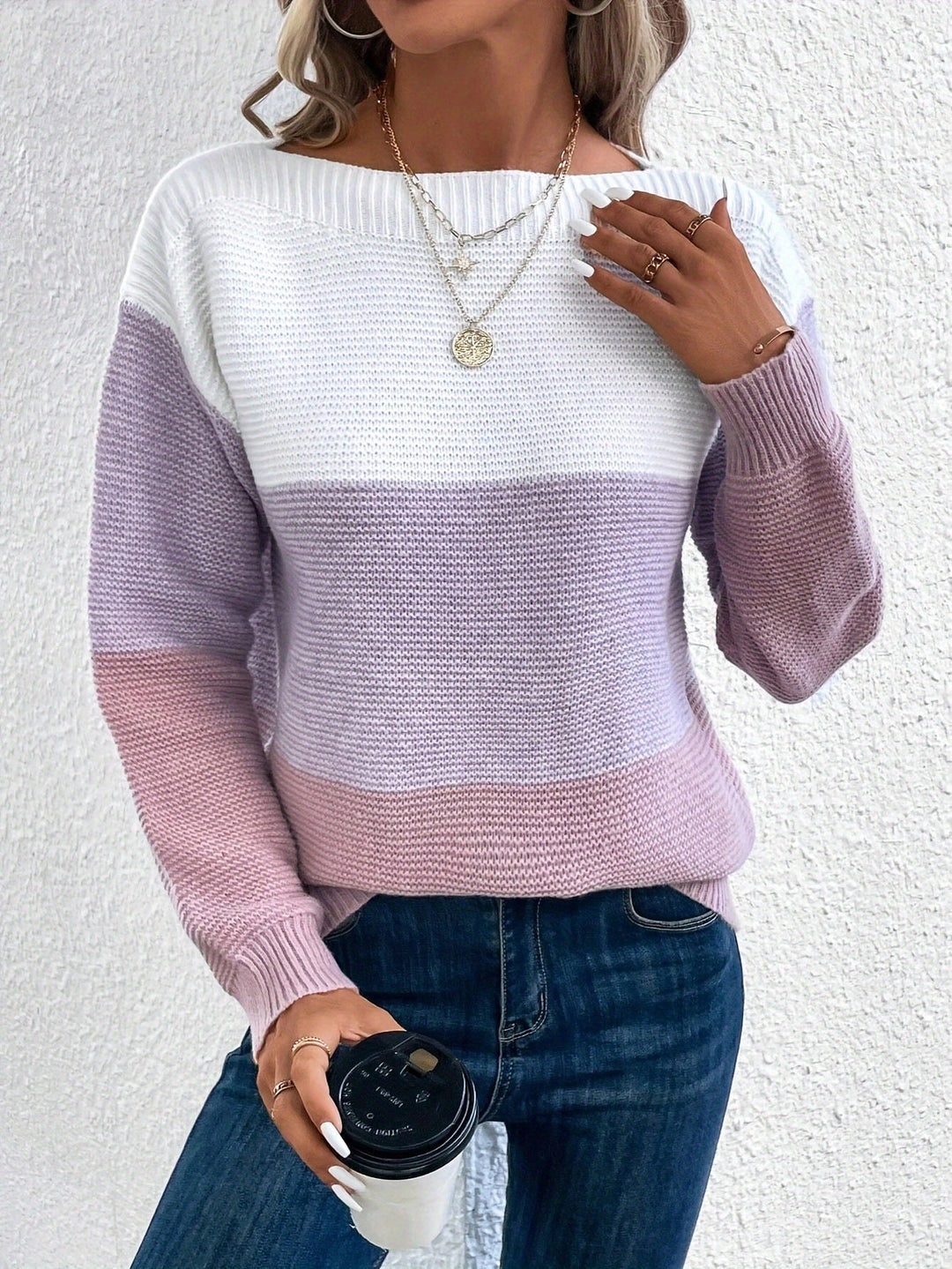Camisola feminina quente e elegante com gola alta, essencial para conforto na moda de inverno.