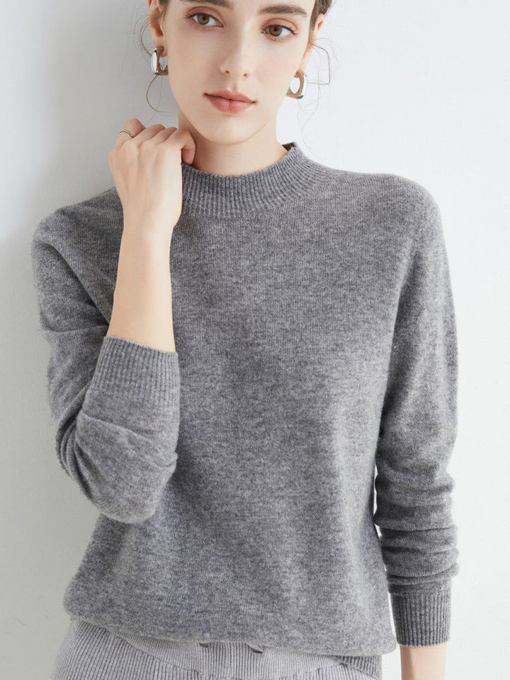 Mulher usando suéter feminino Hollie de estilo solto, casual e elegante para outono/inverno.