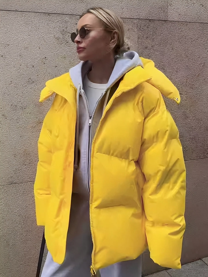 Jaqueta feminina acolchoada para o frio, oferece calor e conforto com toque casual.