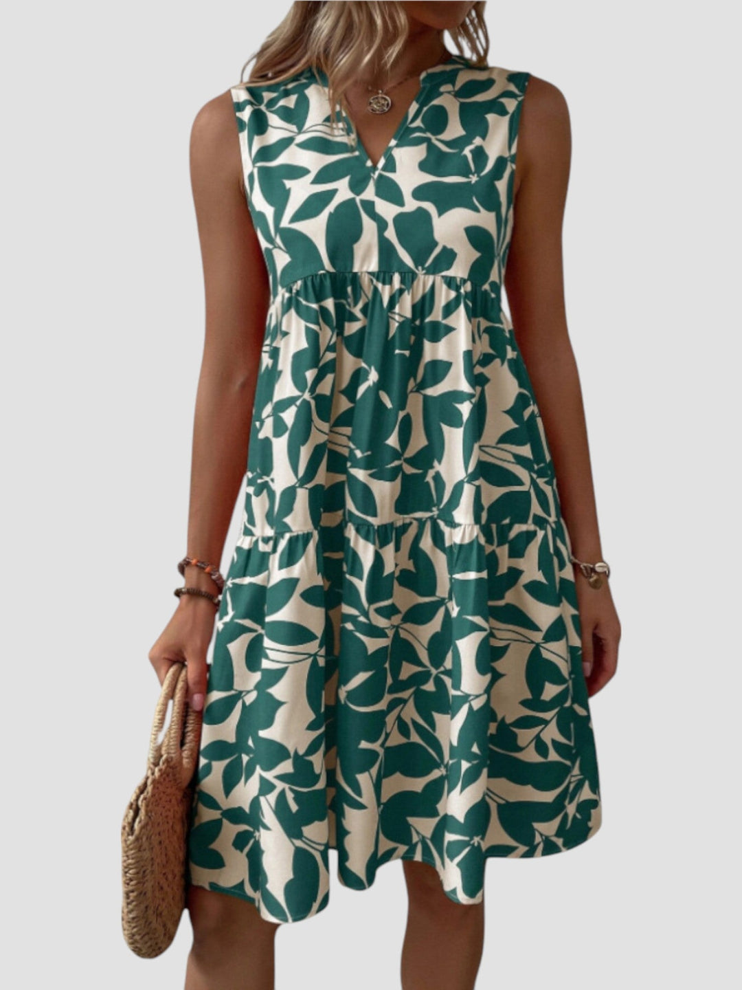 Vestido de verão feminino, midi e estampado. Peça versátil para looks casuais e elegantes no verão.