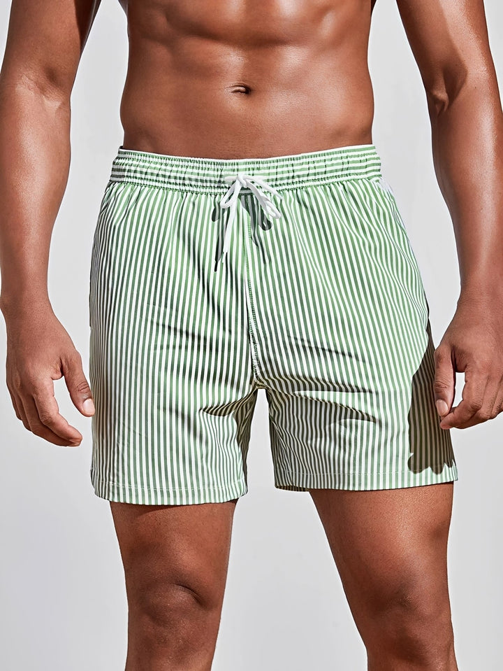 Moda praia masculina: shorts de natação listrados, confortáveis, casuais, perfeitos para o verão.