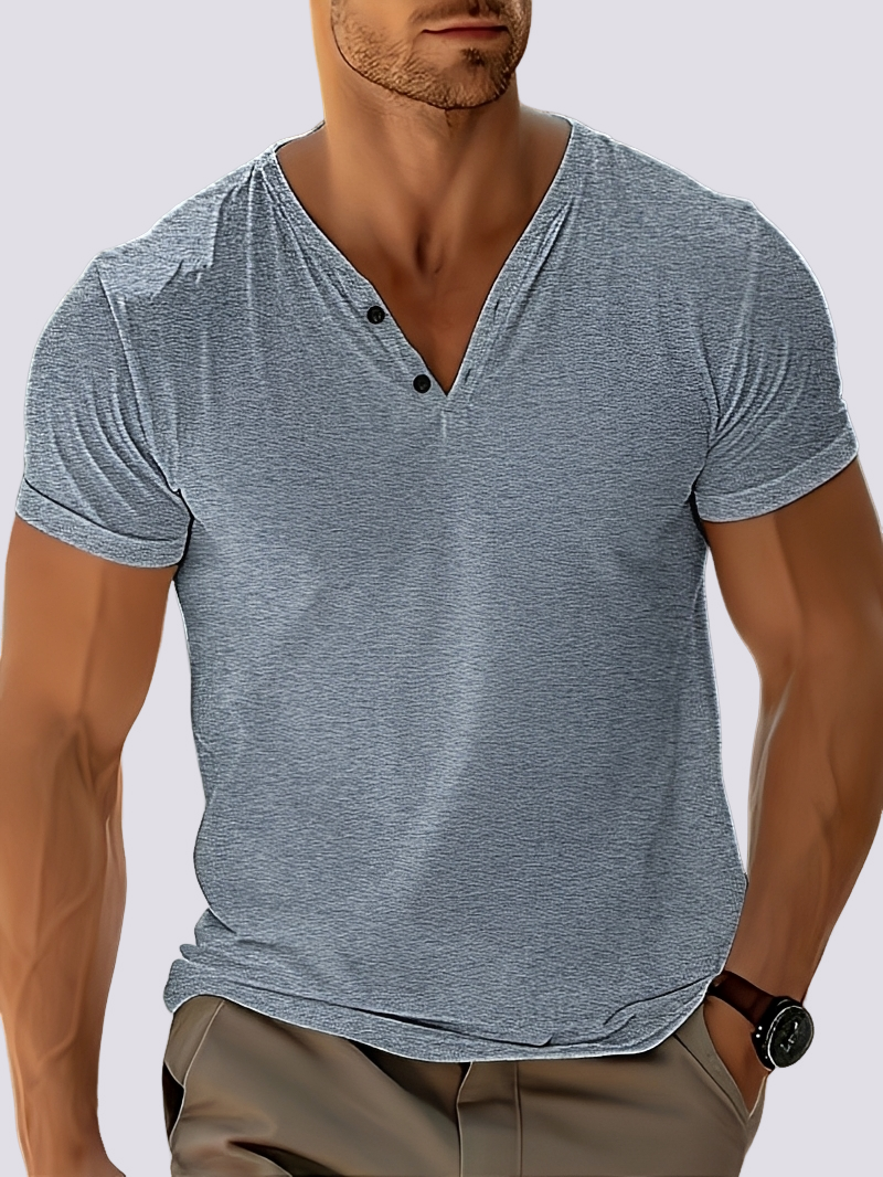 Camiseta masculina decote em V, conforto e estilo para todos os tamanhos. Peça versátil para o verão e dia a dia.