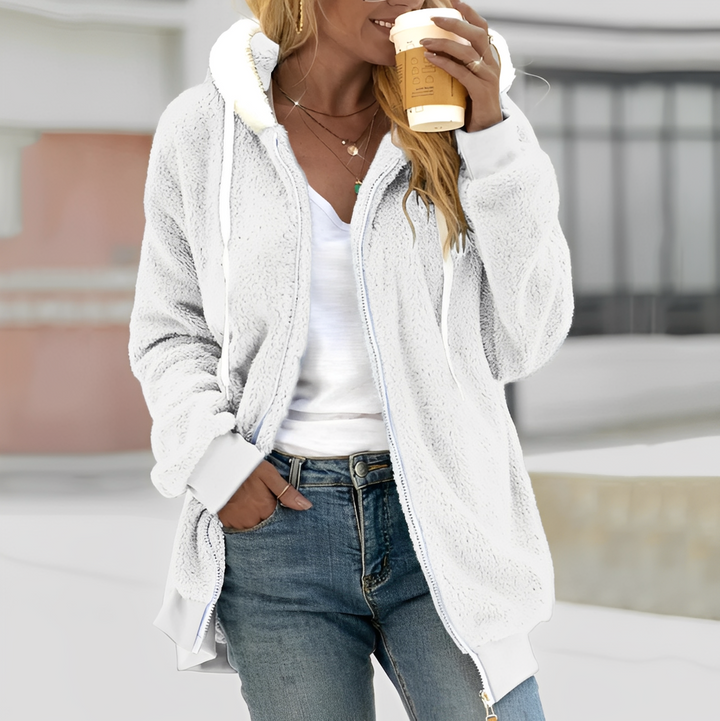 Mulher vestindo jaqueta feminina de inverno com capuz, agasalho essencial para o frio.