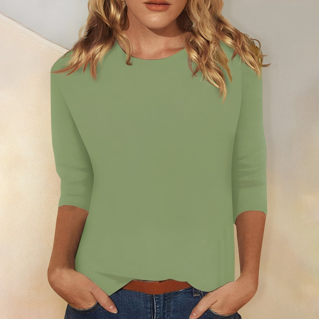 Roupa feminina básica: camiseta de manga longa com gola redonda, tecido macio para conforto diário.