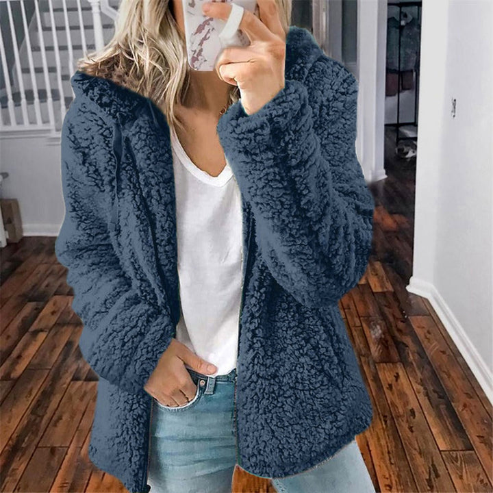 Jaqueta feminina ideal para o inverno, com capuz. Agasalho elegante para dias frios, muito confortável.