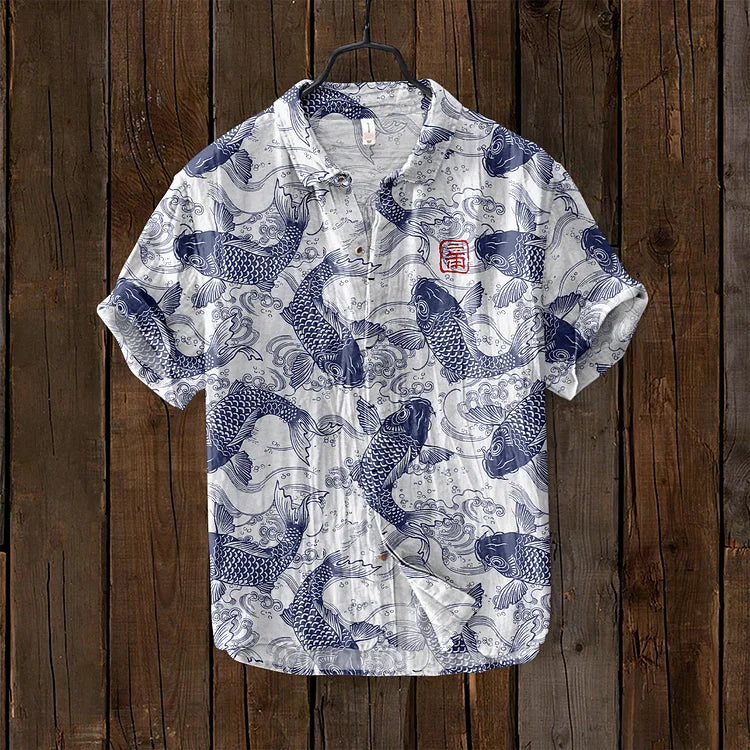 Look casual de verão com camisa masculina vintage de manga curta, estampa de peixe e cores vibrantes.