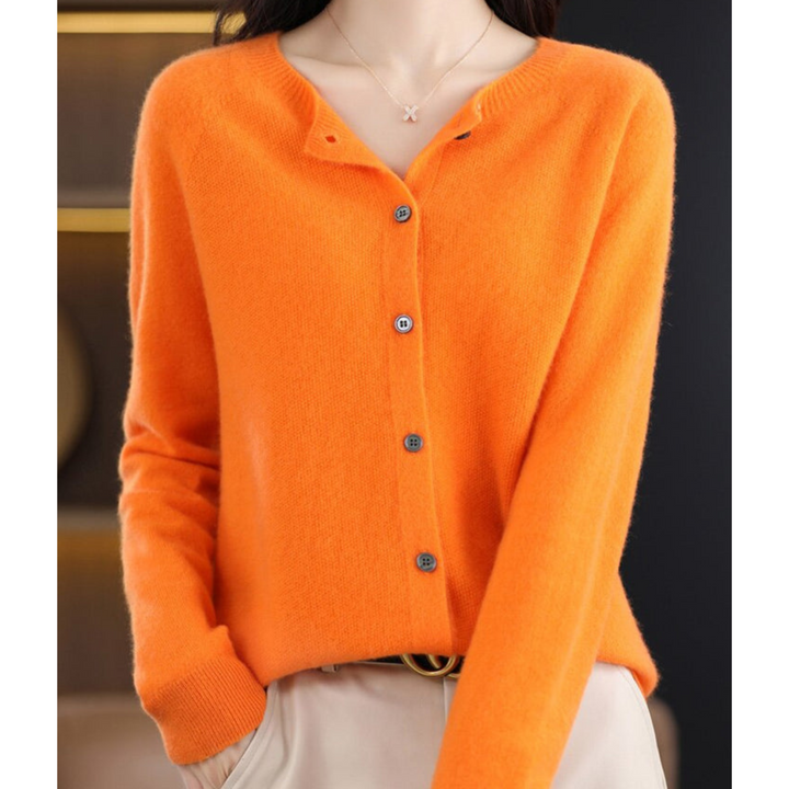 Moda inverno: suéter feminino de malha gola redonda. Conforto e estilo elegante em blusa de manga comprida.