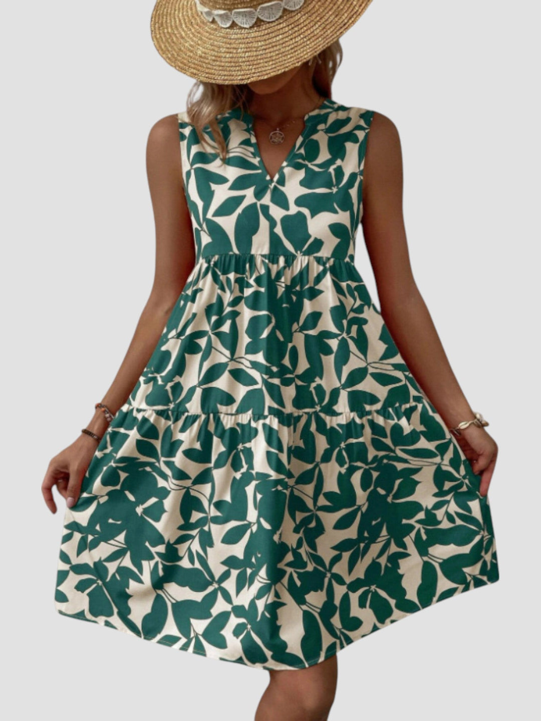 Vestido midi feminino estampado com folhas vibrantes. Conforto e estilo para a moda verão e praia.