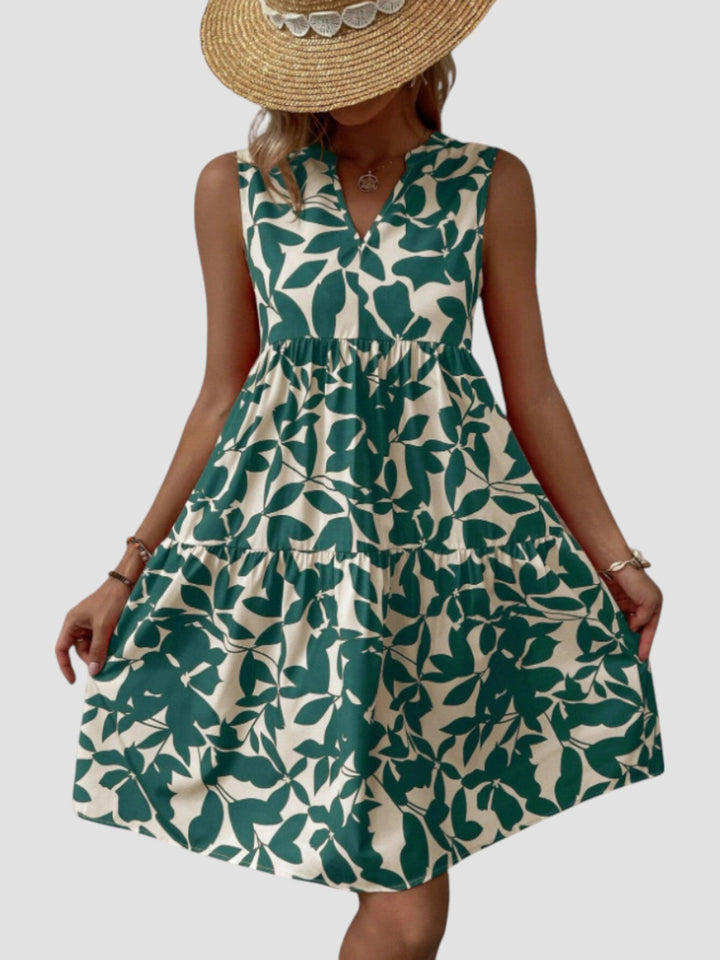 Vestido midi feminino estampado com folhas vibrantes. Conforto e estilo para a moda verão e praia.