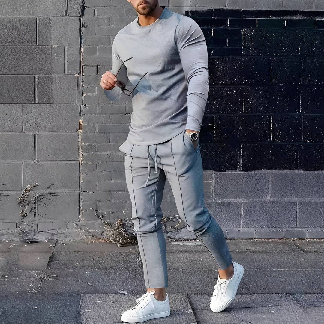 Homem vestindo conjunto casual de suéter e calça, ideal para relaxar ou atividades diárias. Moda masculina.