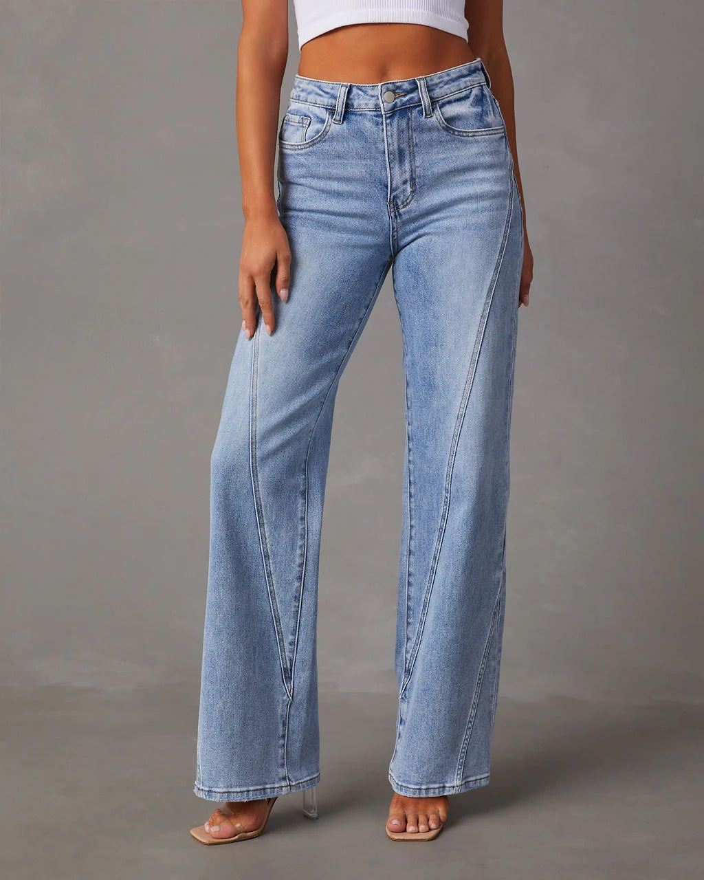 Calças femininas jeans de perna larga em azul para primavera-verão. Peça estilosa e confortável que é tendência na moda casual.