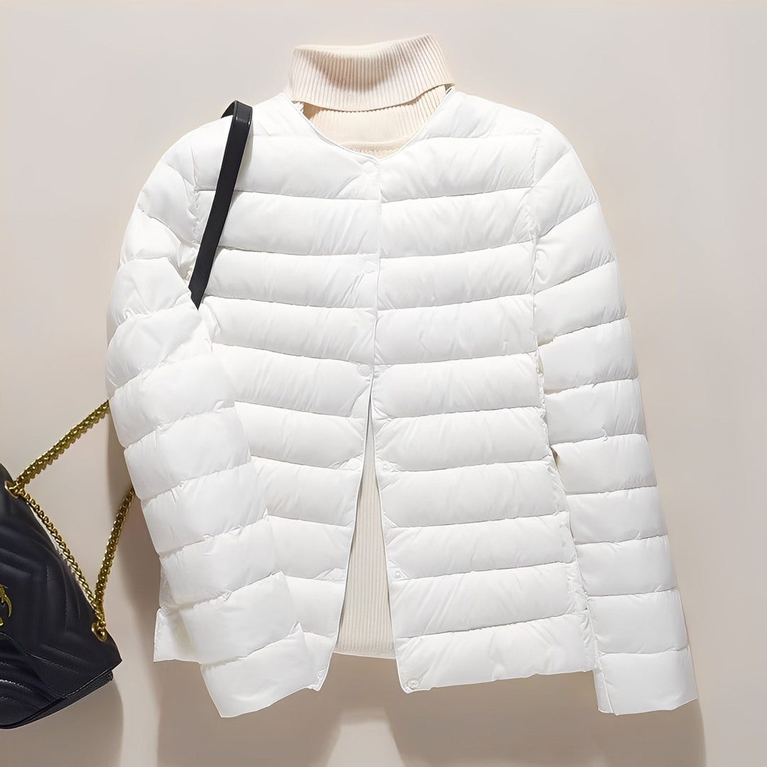 Casaco feminino leve e confortável, com estilo moderno, perfeito para compor looks casuais de outono.