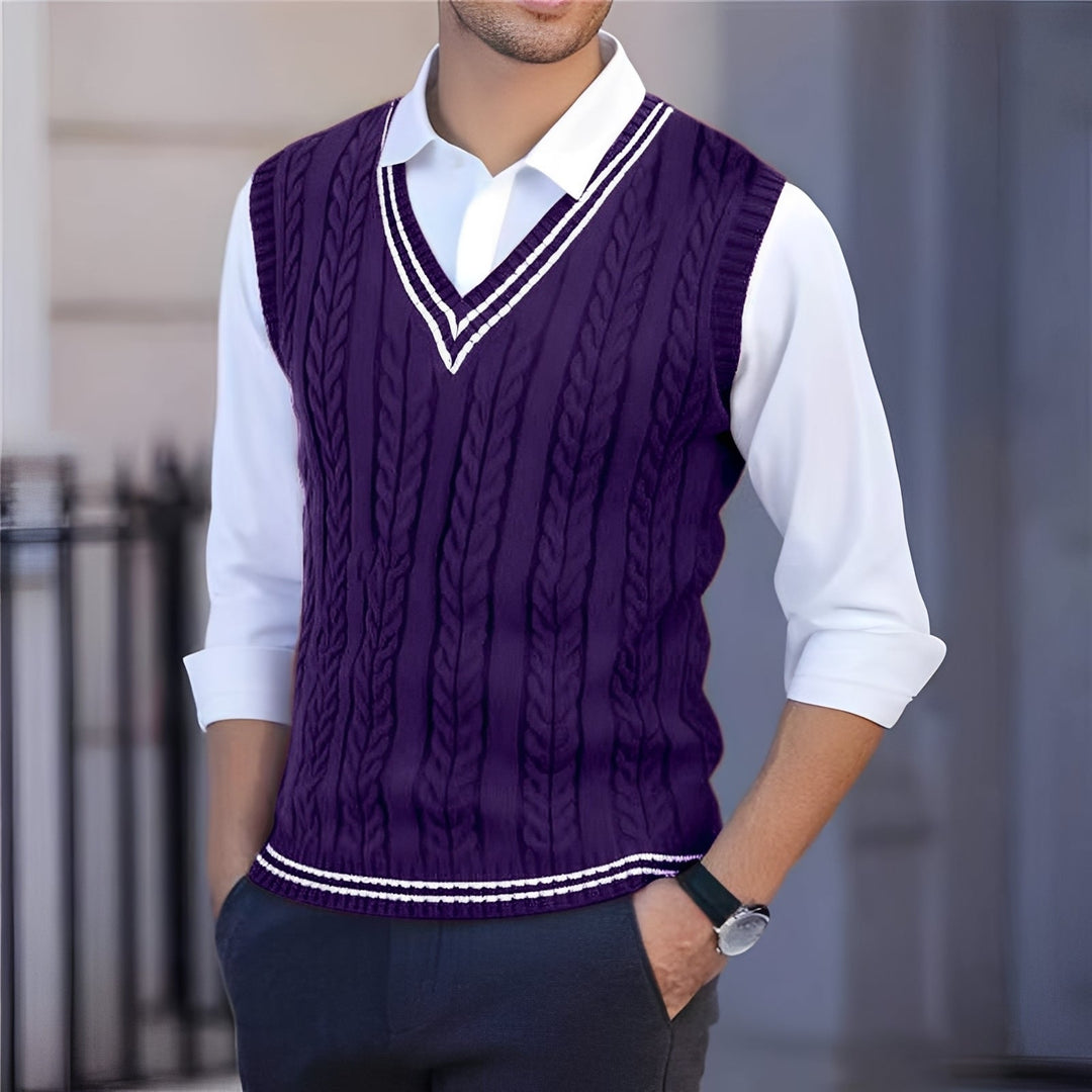 Detalhe do colete masculino Bobbie decote V, mostrando a textura e o caimento perfeito para o verão.