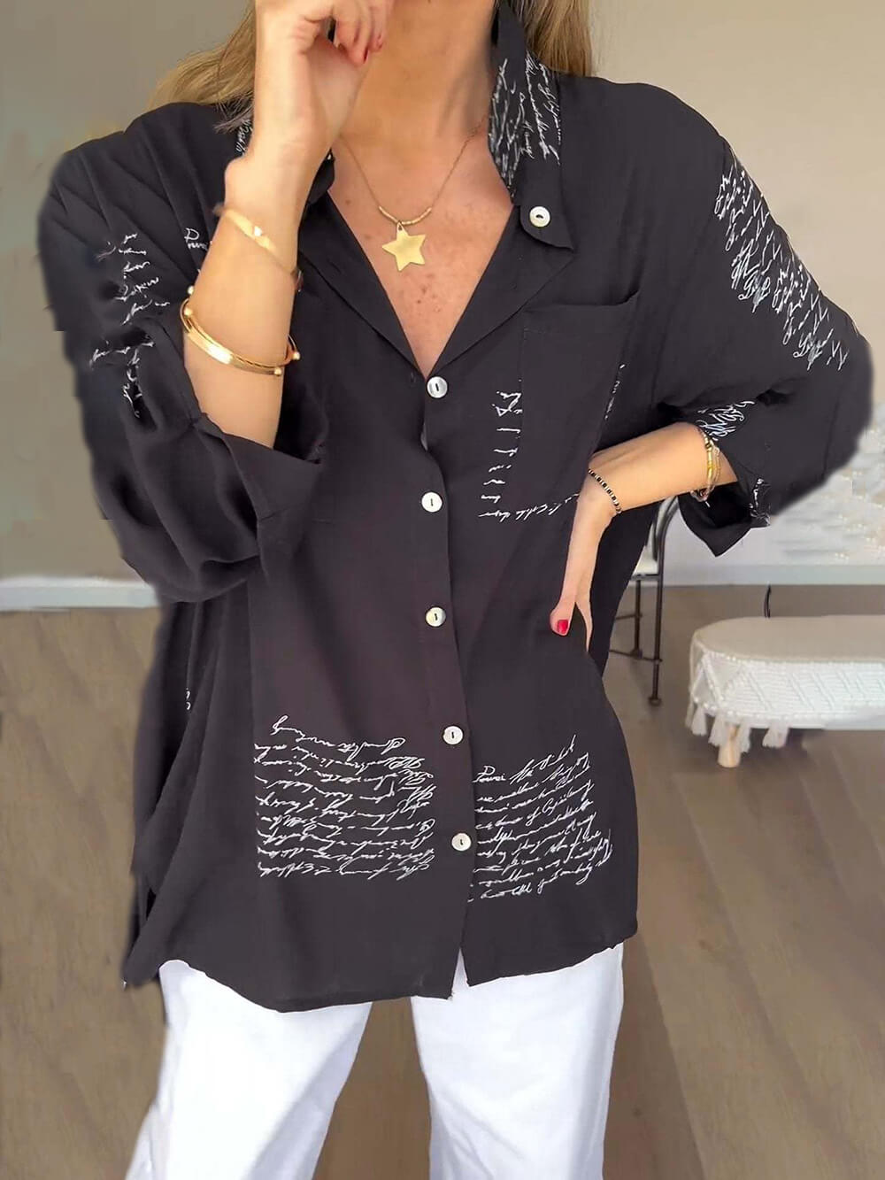 Modelo usando camisa Lyana feminina azul, estilo casual e versátil para o dia a dia.
