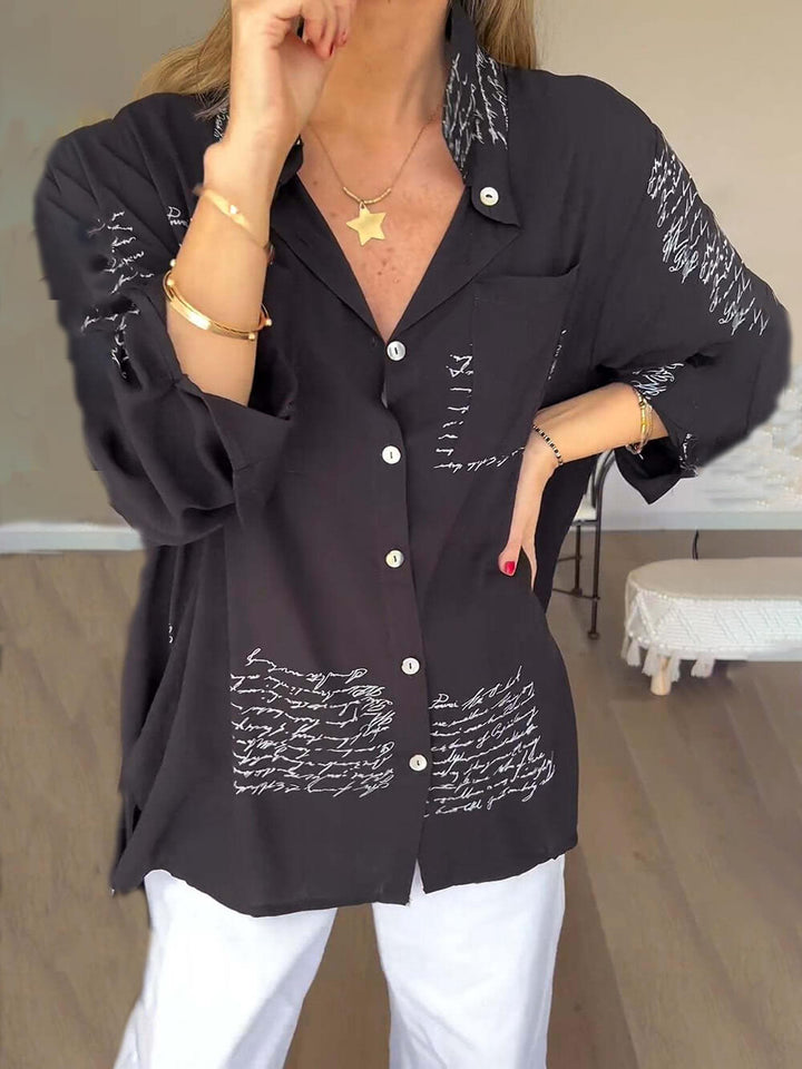 Modelo usando camisa Lyana feminina azul, estilo casual e versátil para o dia a dia.