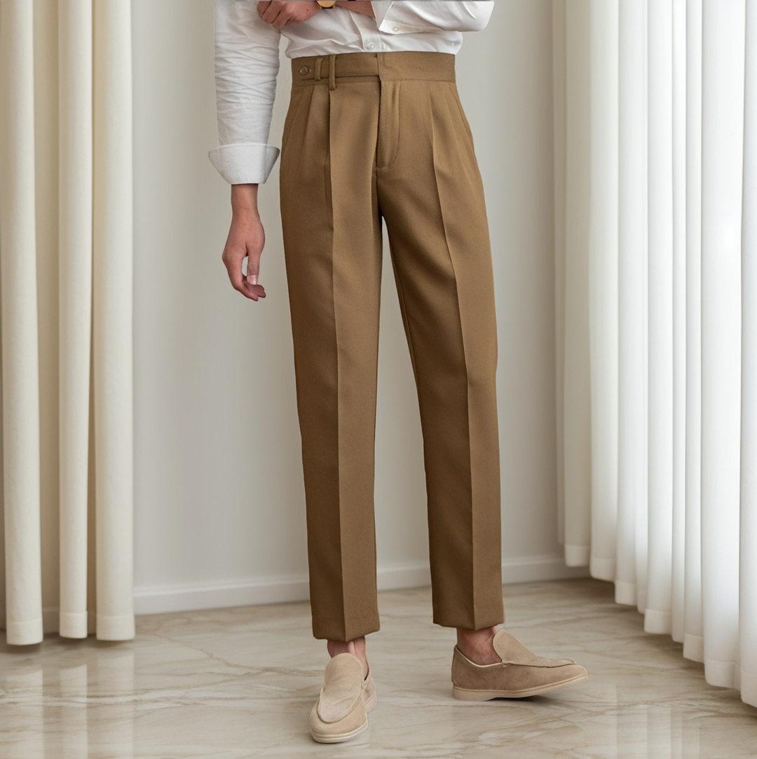 Calça masculina moderna plissada com fivela, em bege, marrom ou preto. Peça versátil de moda masculina.