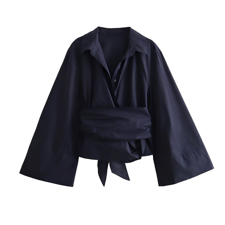 Blusa feminina elegante com cinto, ideal para look de verão casual ou sofisticado.