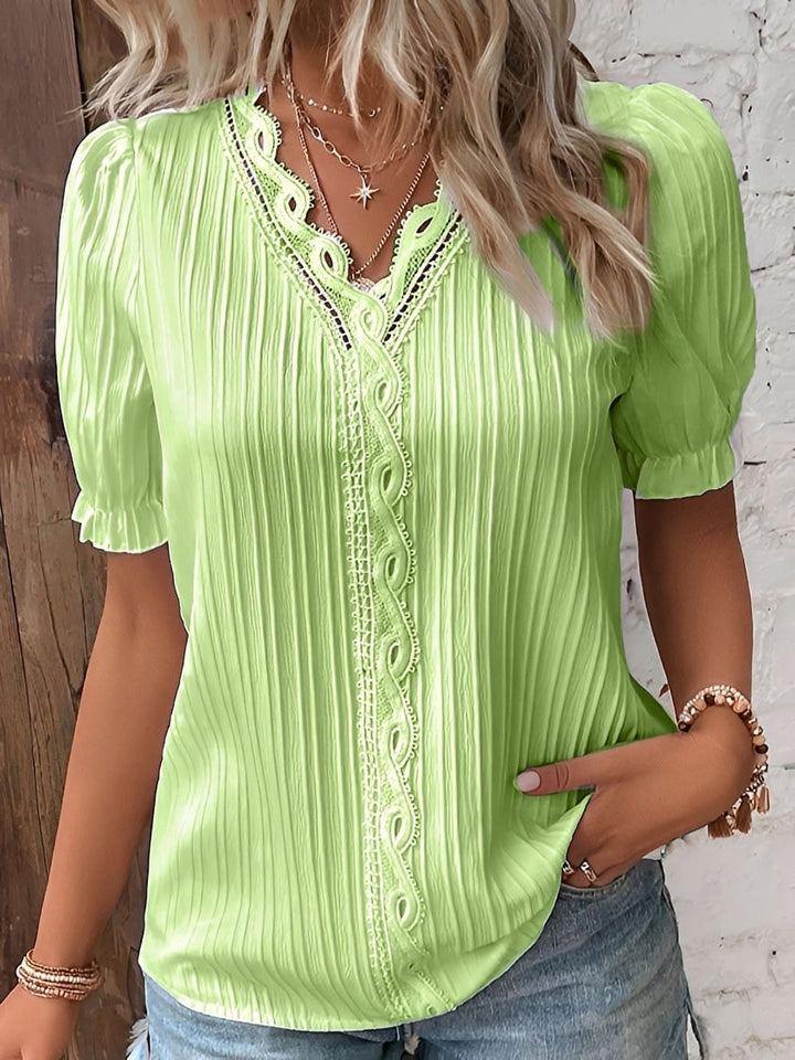 Blusa feminina elegante decote V, estilo moderno, perfeita para o verão e ocasiões casuais.