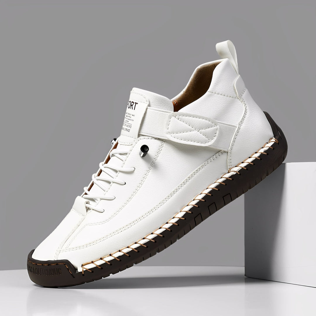 Homem usando sapatos Martin masculinos, perfeito para um estilo casual e confortável no dia a dia.