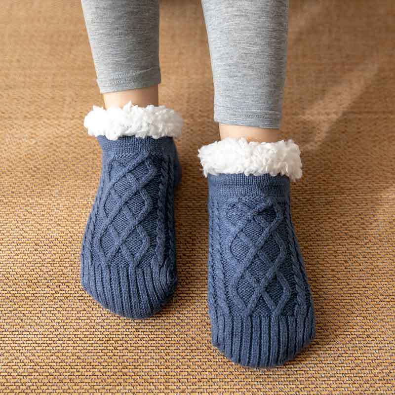 Meias térmicas femininas para o inverno. Mantenha os pés aquecidos e com aderência em pisos lisos durante a estação fria.