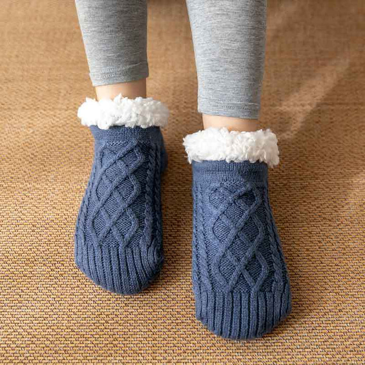 Meias térmicas femininas para o inverno. Mantenha os pés aquecidos e com aderência em pisos lisos durante a estação fria.