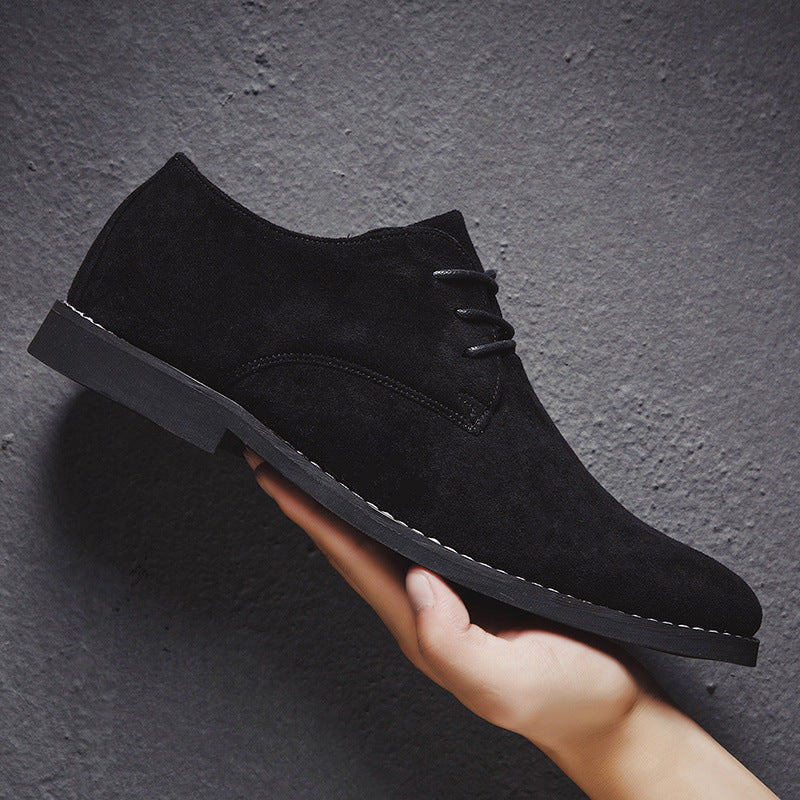 Detalhe de sapatos Oxford masculinos cáqui. Elegância atemporal e conforto distinto para o homem moderno.