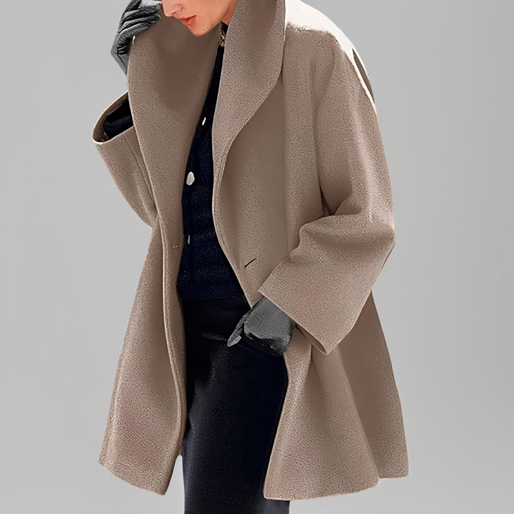 Detalhe da textura suave da jaqueta feminina de inverno. Confortável e elegante para o frio.