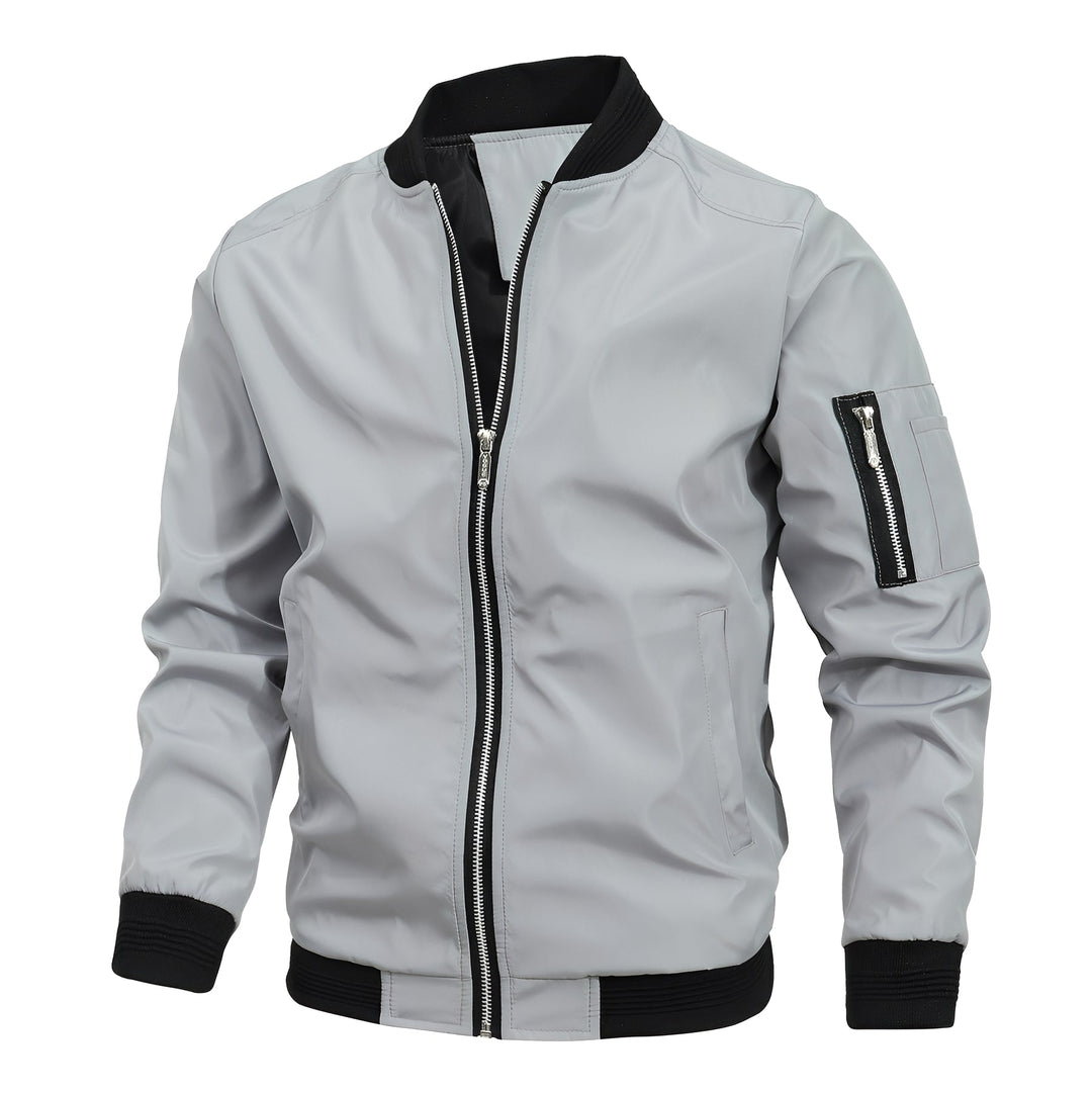 Jaqueta Bomber masculina versátil, design clean nas costas. Roupa masculina para estilo esportivo e casual.